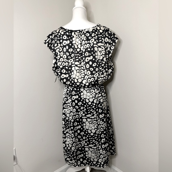 Old Navy Animal Print Tie Front Dress - Picture 4 of 5